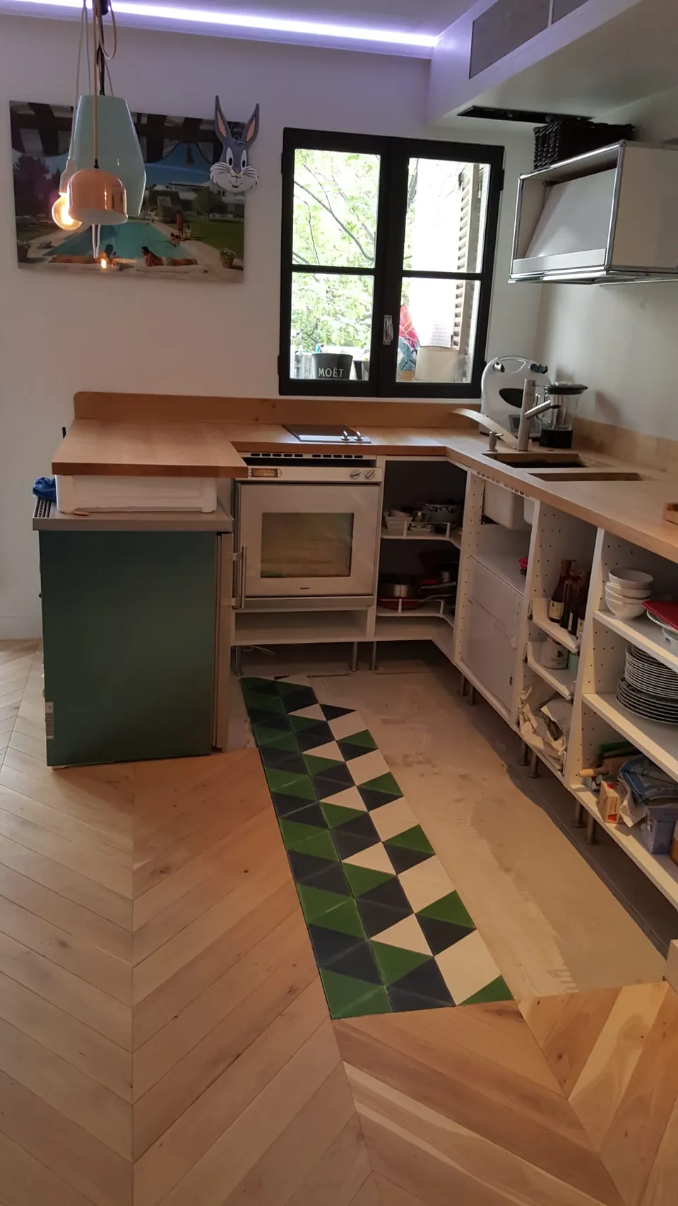 Cuisine laquée verte avec plan de travail bois et parquet point de Hongrie