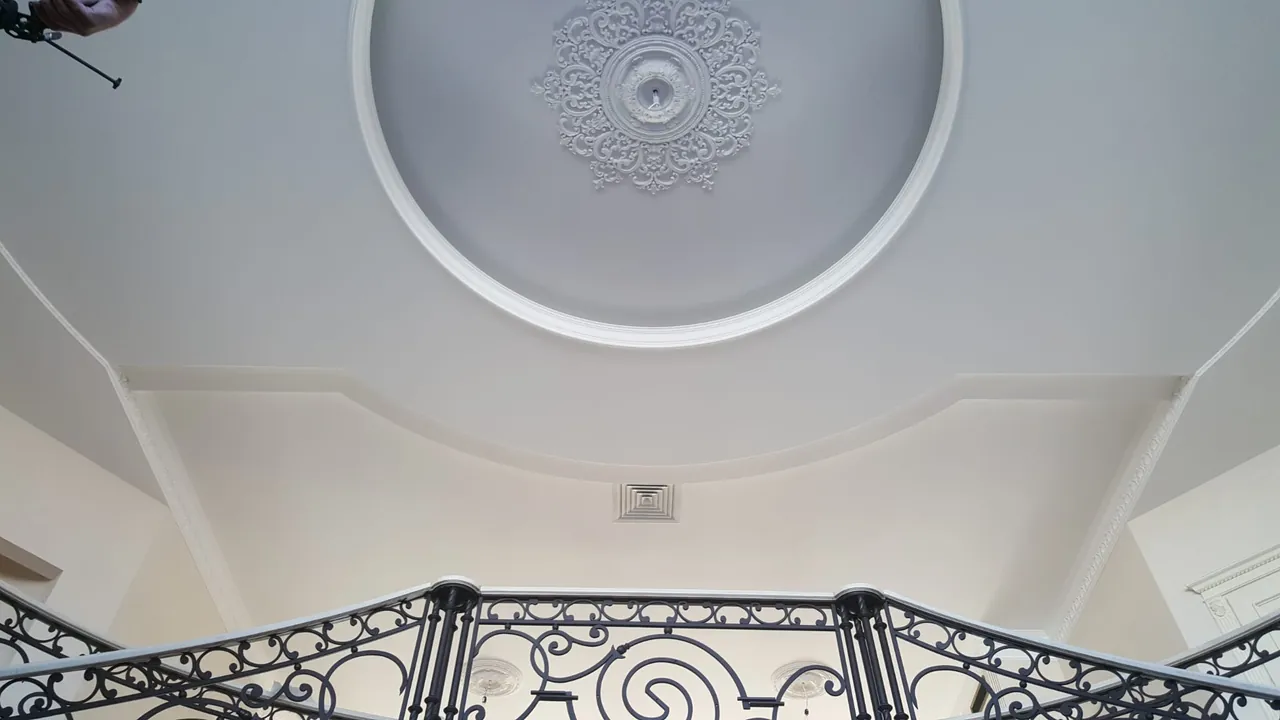 Coupole avec rosace en plâtre et moulures décoratives