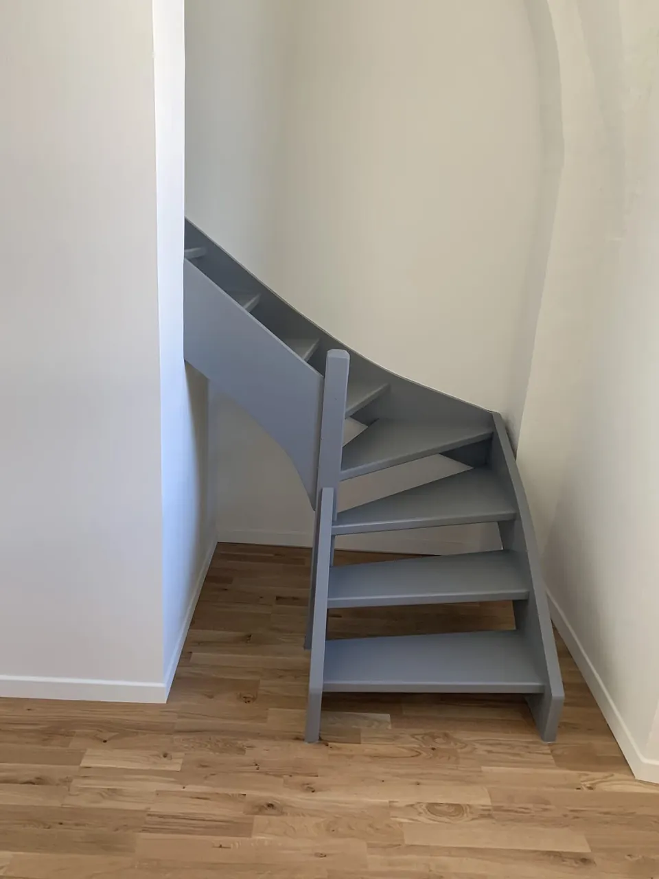Escalier contemporain en métal gris posé sur parquet chêne