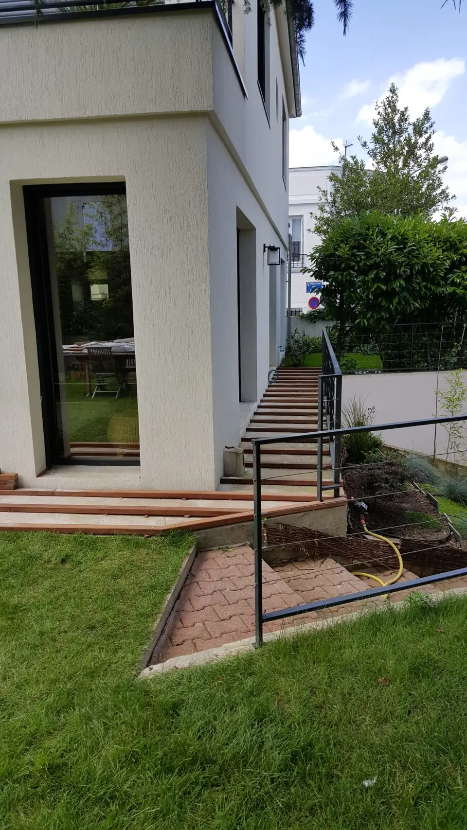 Accès au jardin d'une maison avec escalier et garde-corps métallique