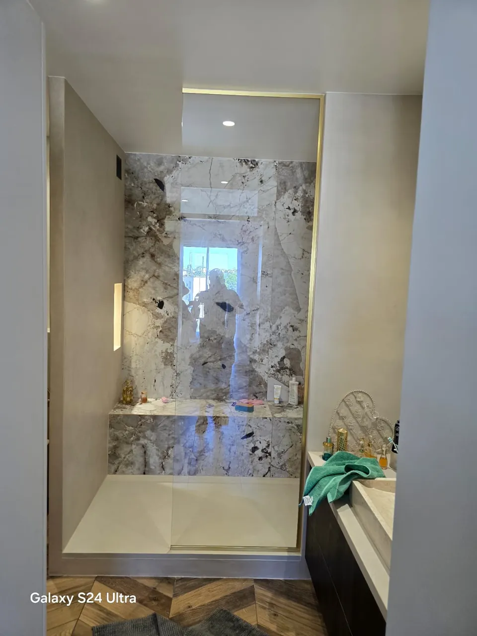 Salle de bain avec douche à l'italienne et marbre