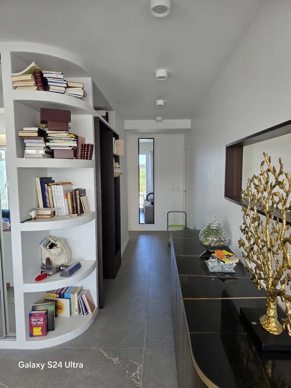 Salon rénové avec bibliothèque sur mesure et parquet