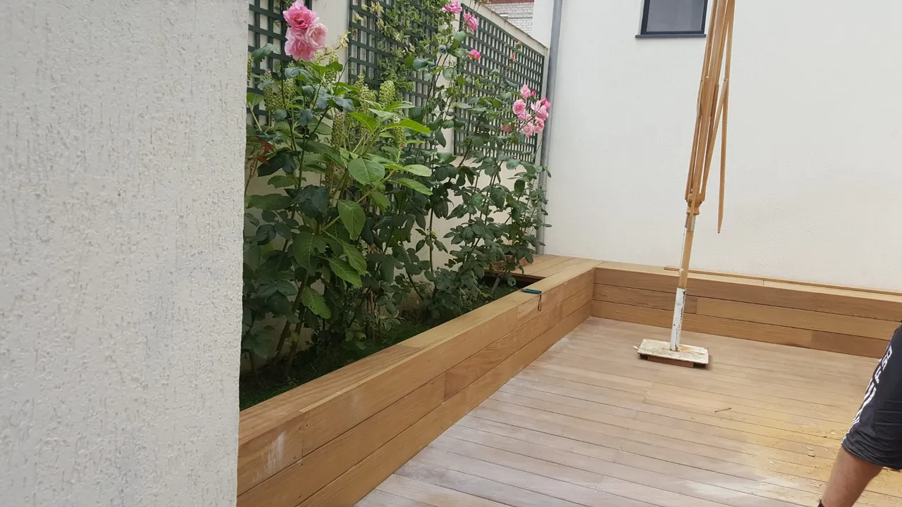 Terrasse en bois exotique avec bac à plantes