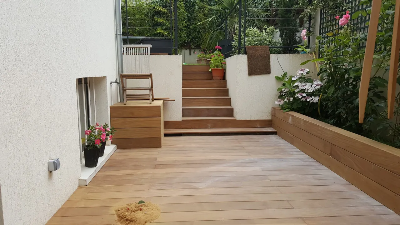 Terrasse en bois avec jardinières maçonnées et escalier extérieur